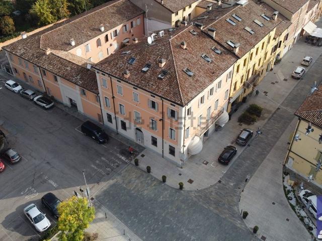 Locale Commerciale in affitto a Pianura Reggiana, Re