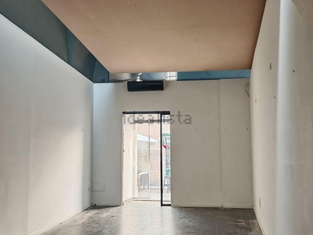 Locale Commerciale in affitto a Puglia, Lecce