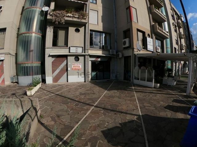 Locale Commerciale in affitto a Calabria, Cosenza