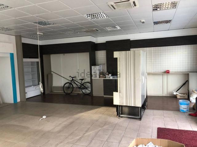 Locale Commerciale in affitto a Navacchio, Cascina