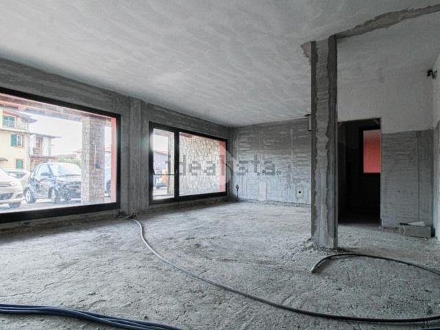 Locale Commerciale in affitto a Le Case, Capriolo