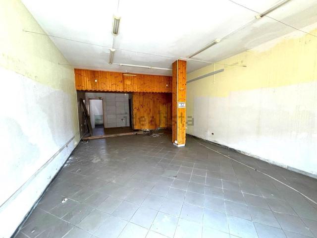 Locale Commerciale in affitto a Mondragone, Campania