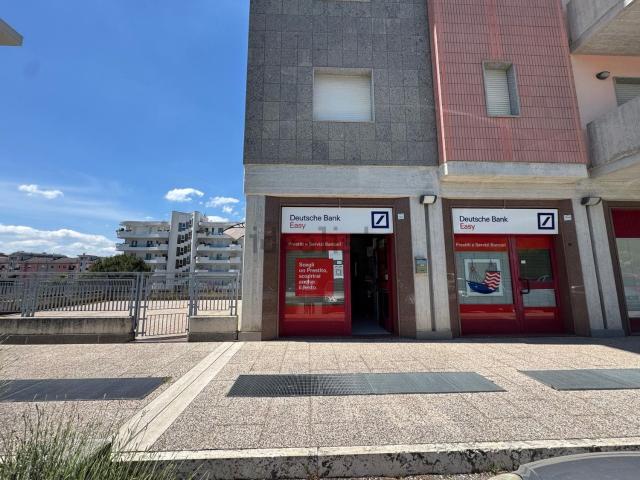 Locale Commerciale in affitto a Campobasso, Molise