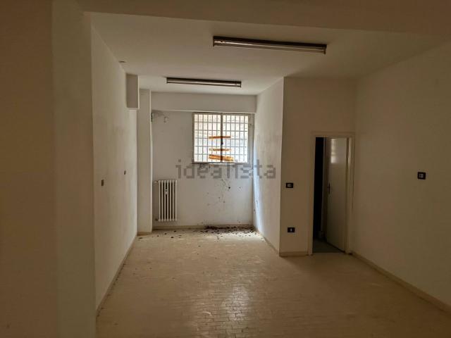 Locale Commerciale in affitto a Centro Storico, Marche