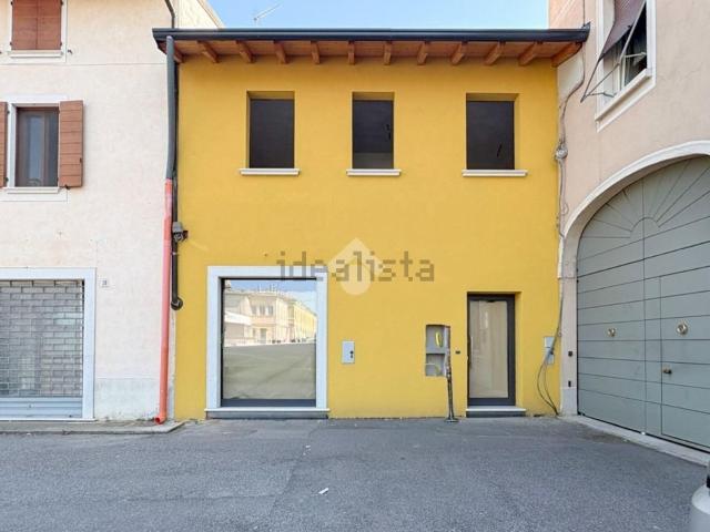 Locale Commerciale in affitto a Quinzano D'oglio, Lombardia
