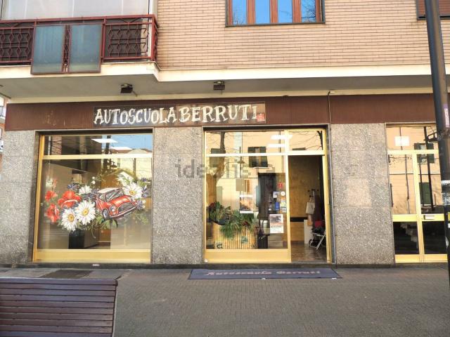 Locale Commerciale in affitto a Leumann, Piemonte