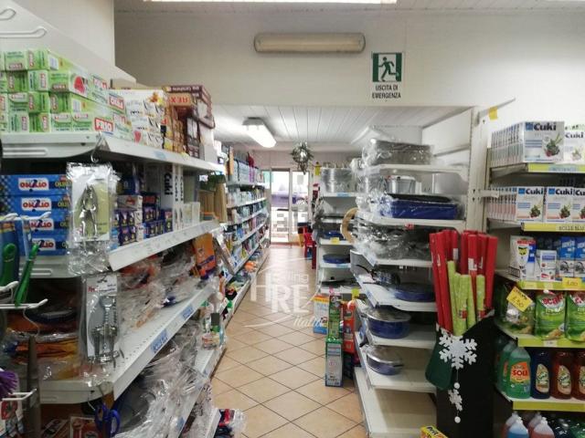Locale Commerciale in affitto a Calabria, Cosenza
