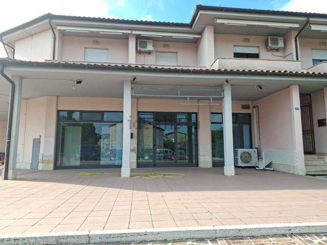 Locale Commerciale in affitto a Chiesa Nuova, Rieti