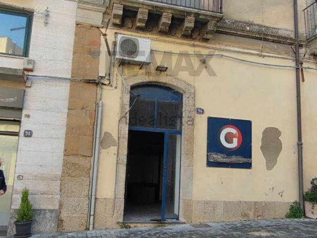 Locale Commerciale in affitto a Canalotto, Caltagirone