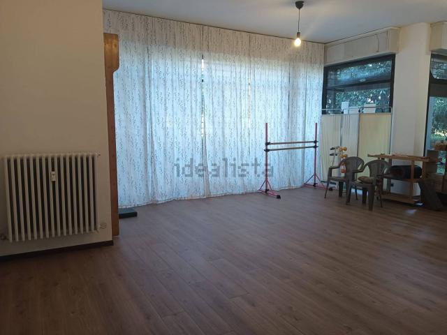 Locale Commerciale in affitto a Fidenza, Reggio Emilia