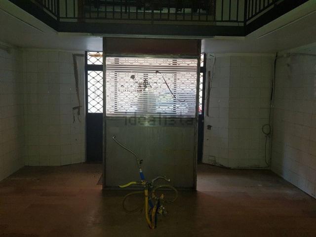 Locale Commerciale in affitto a Porto-Saragozza, Bologna