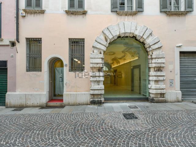 Locale Commerciale in affitto a Zona Centro, Brescia