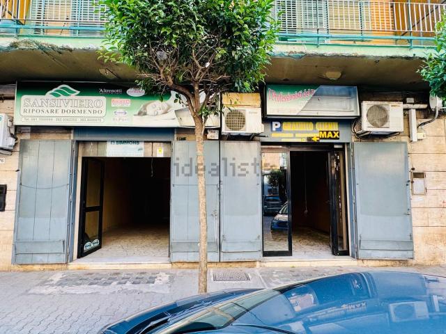 Locale Commerciale in affitto a Casavatore, Campania