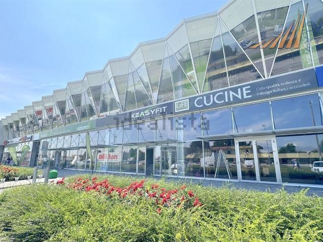 Locale Commerciale in affitto a Busnago, Lombardia
