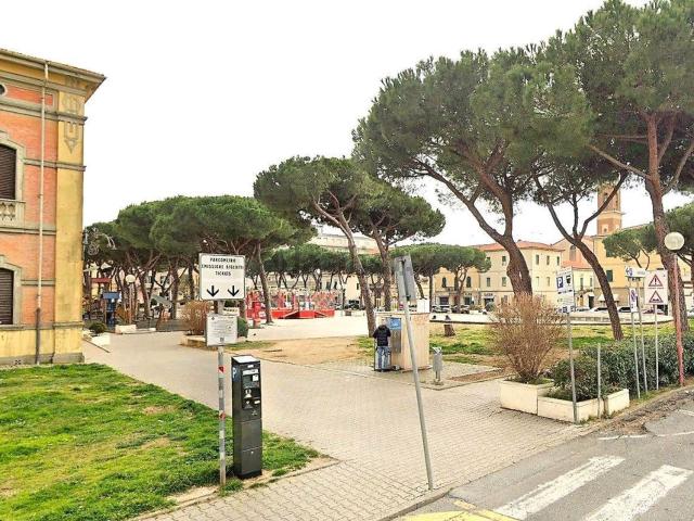 Locale Commerciale in affitto a Cecina, Toscana