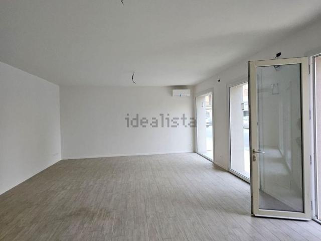 Locale Commerciale in affitto a Bassa Reggiana, Re