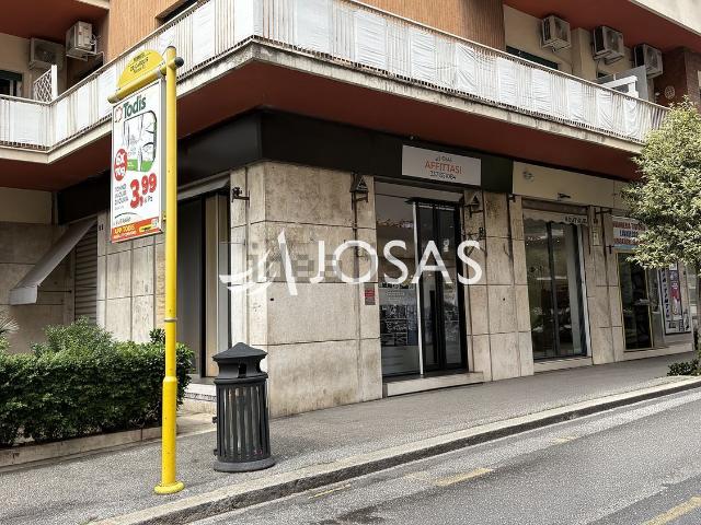 Locale Commerciale in affitto a Municipio Roma XIV, Roma Capitale