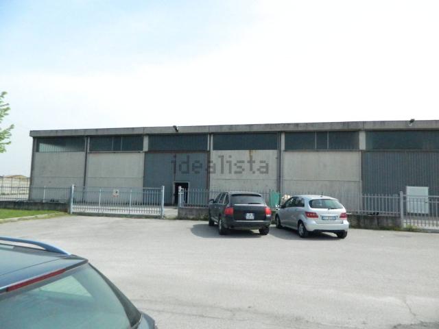 Locale Commerciale in affitto a Castel D'azzano, Veneto