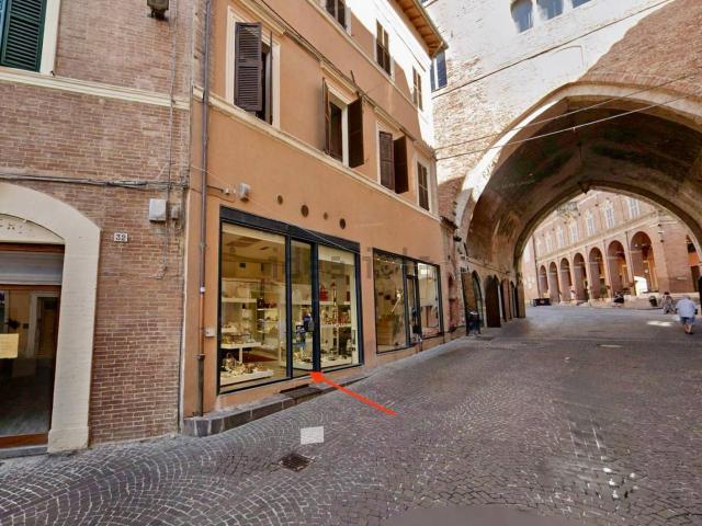 Locale Commerciale in affitto a Centro, Marche
