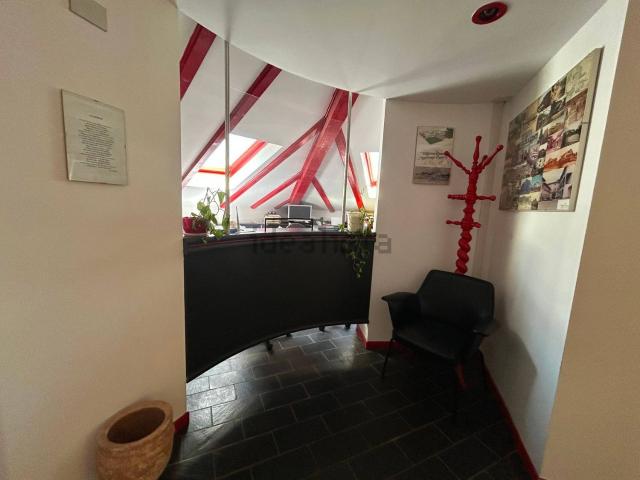 Locale Commerciale in affitto a Malnate, Lombardia