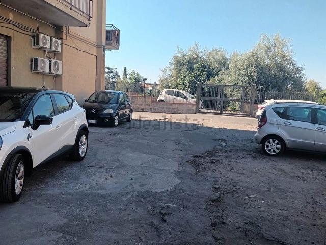 Locale Commerciale in affitto a Gravina Di Catania, Sicilia