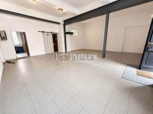 Locale Commerciale in affitto a Rovascio, Tavernerio