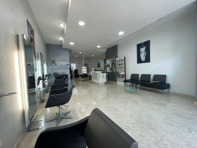 Locale Commerciale in affitto a San Nicola La Strada, Campania