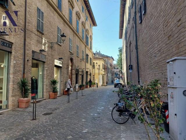 Locale Commerciale in affitto a Centro storico, Marche