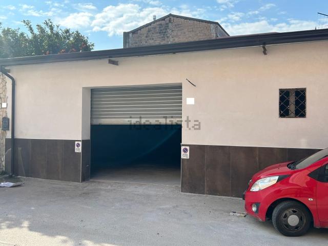 Locale Commerciale in affitto a Sant'antimo, Campania