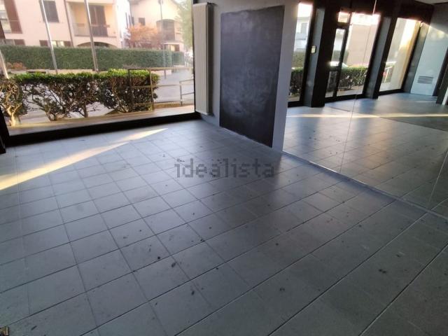 Locale Commerciale in affitto a Vedano Al Lambro