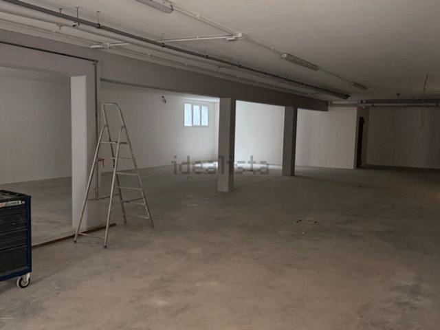 Locale Commerciale in affitto a Unione di Comuni della Romagna Forlivese, Quattro