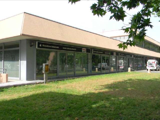 Locale Commerciale in affitto a Santa Croce, Re