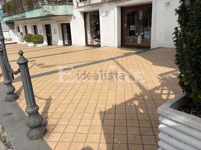 Locale Commerciale in affitto a Paratina, Campania