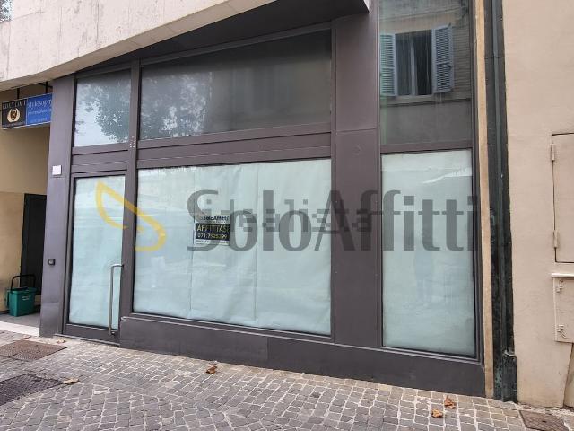 Locale Commerciale in affitto a Marche, Ancona