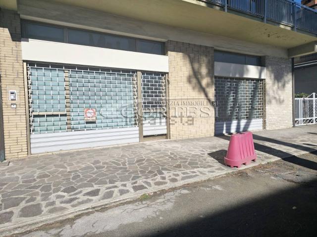 Locale Commerciale in affitto a Umbertide, Umbria