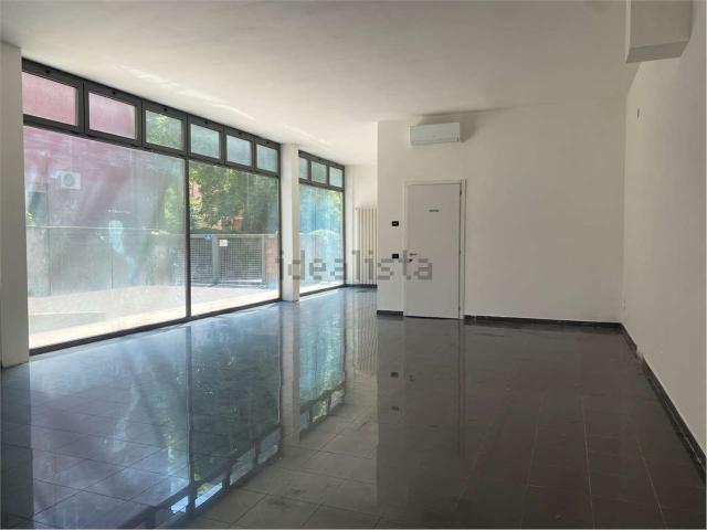 Locale Commerciale in affitto a Mestre-Carpenedo, Venezia