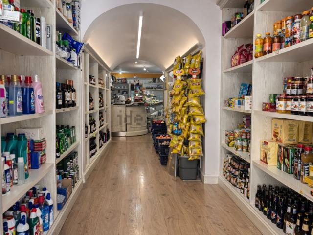 Locale Commerciale in affitto a Castello al Monte, Marche