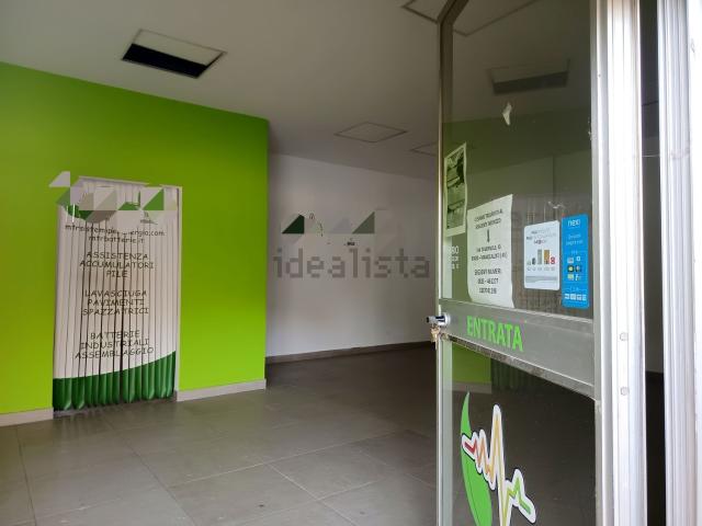 Locale Commerciale in affitto a Atripalda, Campania
