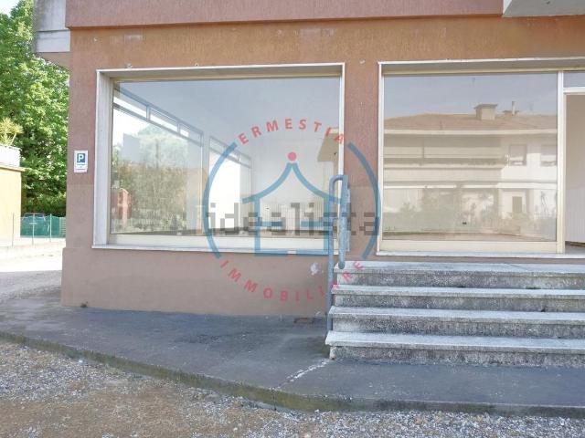 Locale Commerciale in affitto a Casale Di Scodosia, Veneto