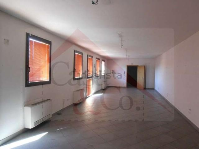 Locale Commerciale in affitto a Modena, Reggio Emilia