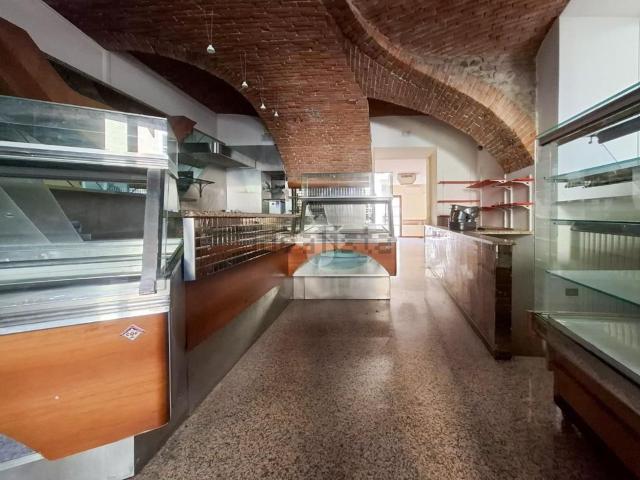 Locale Commerciale in affitto a Padenghe Sul Garda, Lombardia