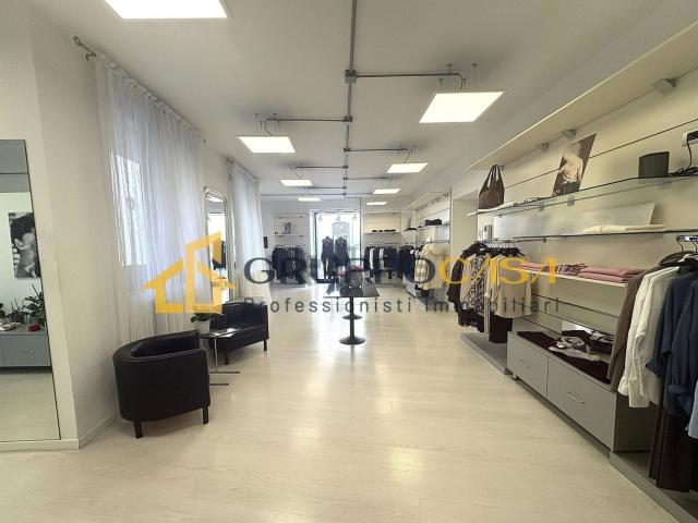 Locale Commerciale in affitto a Baraggia, Brugherio