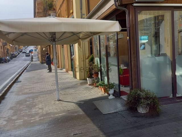 Locale Commerciale in affitto a Marche, Ancona