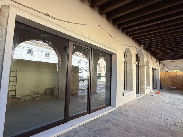 Locale Commerciale in affitto a Quartiere Sant'Anna, Piove Di Sacco