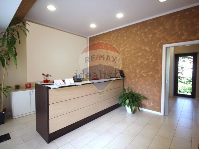 Locale Commerciale in affitto a Ponte San Pietro, Lombardia