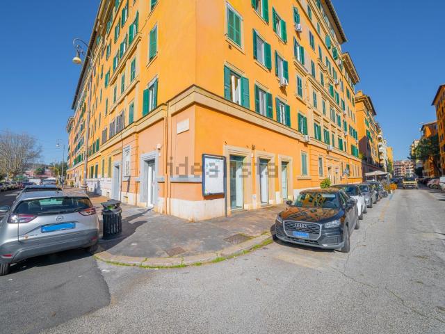 Locale Commerciale in affitto a Municipio Roma II, Roma Capitale