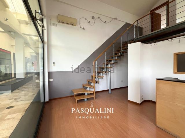 Locale Commerciale in affitto a San Sabino, Marche