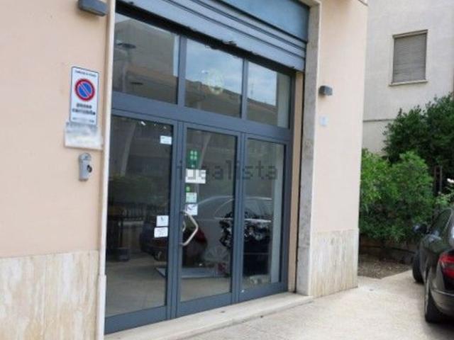 Locale Commerciale in affitto a Porta Roma, Salto Di Fondi