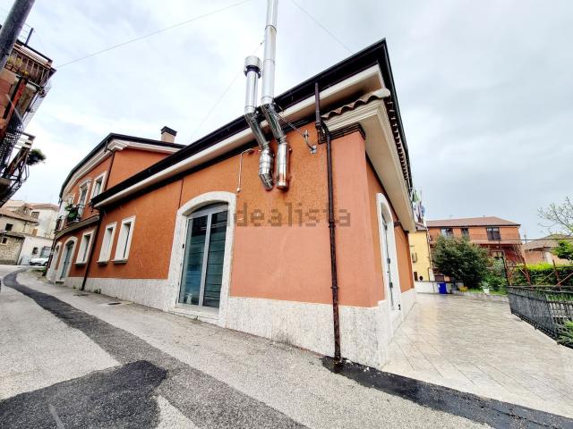 Locale Commerciale in affitto a Prata Principato Ultra, Campania