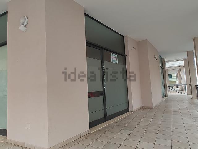 Locale Commerciale in affitto a Puglia, Lecce